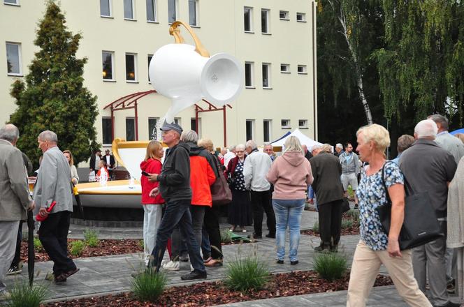 Rynek w Ćmielowie z dużymi filiżankami. Było huczne otwarcie