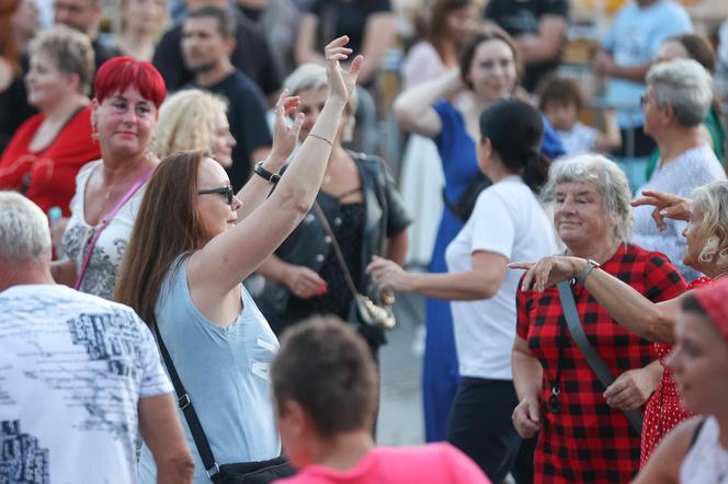 Potańcówka przed teatrem w Katowicach