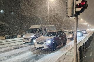 Potężna śnieżyca sparaliżowała Warszawę! Tony śniegu przykryły ulice