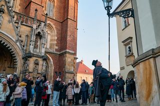 Wrocławski latarnik zapala 99 lamp gazowych