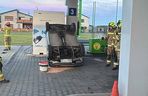 Kolizja na stacji paliw w Krobi. Osobówka przewróciła czterokołowiec