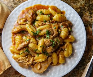 Gulasz z udek kurczaka z gotowymi gnocchi: przepis na obiad w 15 minut