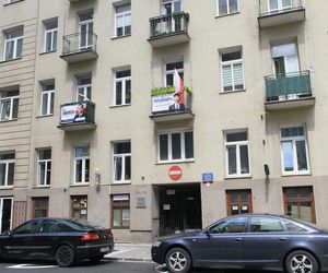 Mieszkają drzwi w drzwi, popierają rożnych kandydatów. Jedni za Trzaskowskim, drudzy za Nawrockim. Jak ze sobą żyją?