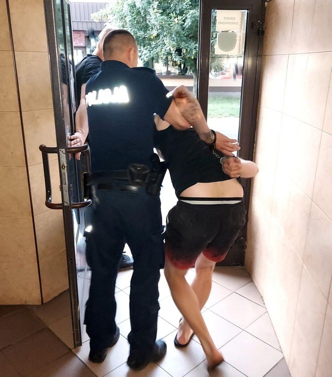 Rawa Mazowiecka. Pobicie 73-latka na targowisku miejskim. Policja zatrzymała 29-latka [ZDJĘCIA].