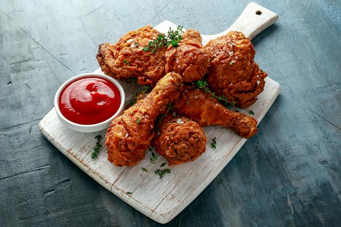 Chrupiące pałki kurczaka w cieście naleśnikowym: przepis jak z KFC