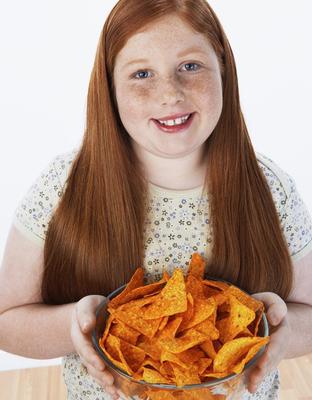 gruba dziewczynka dziecko z chipsami