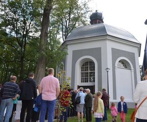 Barokowa kaplica w Stroniu Śląskim. Zrujnowana, wykorzystywana jako toaleta przy boisku piłkarskim, pieczołowicie odnowiona i znów zniszczona przez powódź