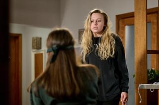 Na Wspólnej odc. 3833: Ula (Julia Jurek), Karolina (Wiktoria Supryn) - żona Natana