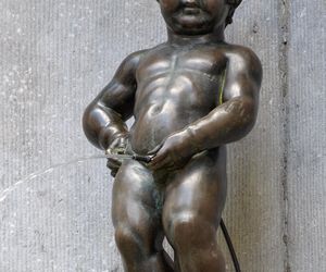 Manneken Pis - figurka sikającego chłopca jest jednym z (nietypowych) symboli miasta