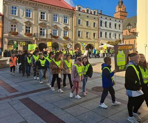 Odblaskowy Marsz w Tarnowie: Uczniowie SP 25 promują bezpieczeństwo