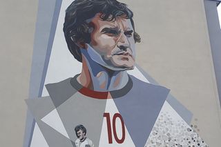 Włodzimierz Lubański w dużym formacie. W rodzinnej Sośnicy w szczególny sposób uhonorowano legendarnego piłkarza