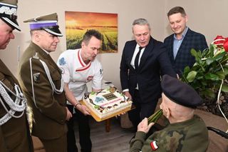 Wojskowa orkiestra zagrała pod balkonem w środku osiedla. Tak setne urodziny świętował pan Stanisław, żołnierz AK