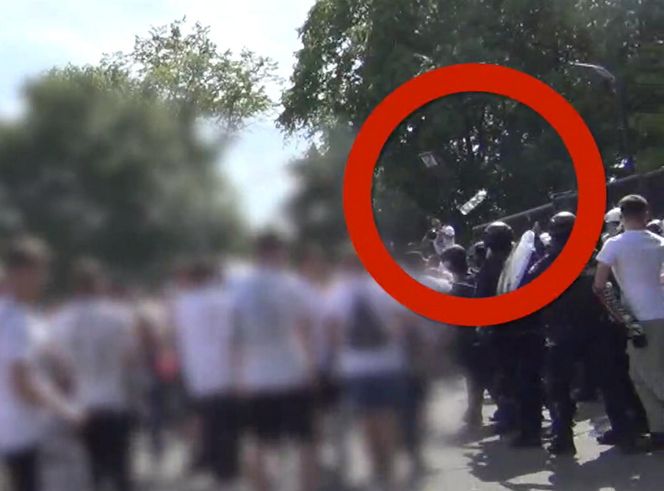 Służby opublikowały szokujące nagranie. Kibice rzucali w policjantów szklanymi butelkami. „Zatrzymali blisko 100 osób”.