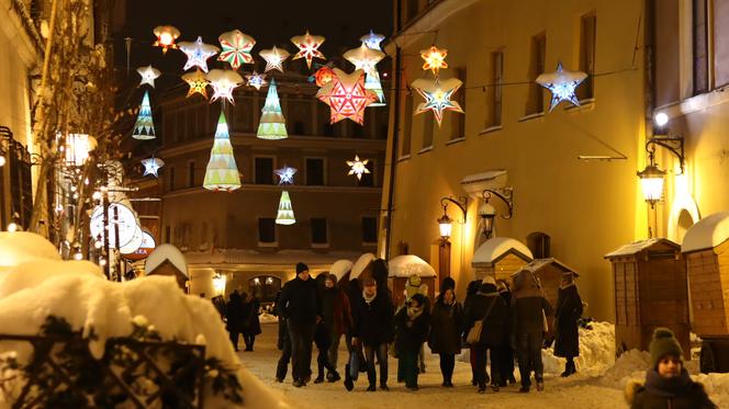 Lublin wieczorową porą. W mieście świąteczne ozdoby i hałdy śniegu. Zobacz zdjęcia!