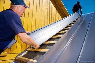 Dofinansowanie do wymiany dachu 2025 - program będzie przedłużony. Jakie warunki trzeba spełnić? Jakie dopłaty do wymiany dachu?