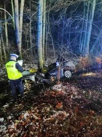 Tragiczny wypadek pod Kościerzyną. 2 osoby nie żyją. Przeżył tylko 12-latek [6.12.2022]