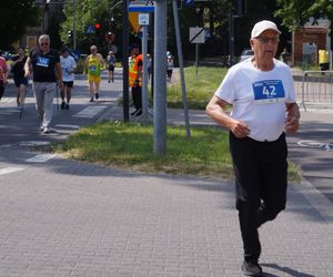 Seniorzy w Bydgoszczy pokazali moc! Blisko setka na starcie pierwszego Biegu Seniora