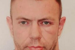 Pobił policjantów i zbiegł z konwoju w PIasecznie. To jego ściga policja