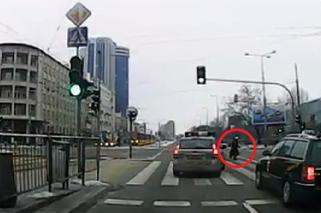 Warszawa. Policjantka próbowała przejchać staruszkę! [WIDEO]