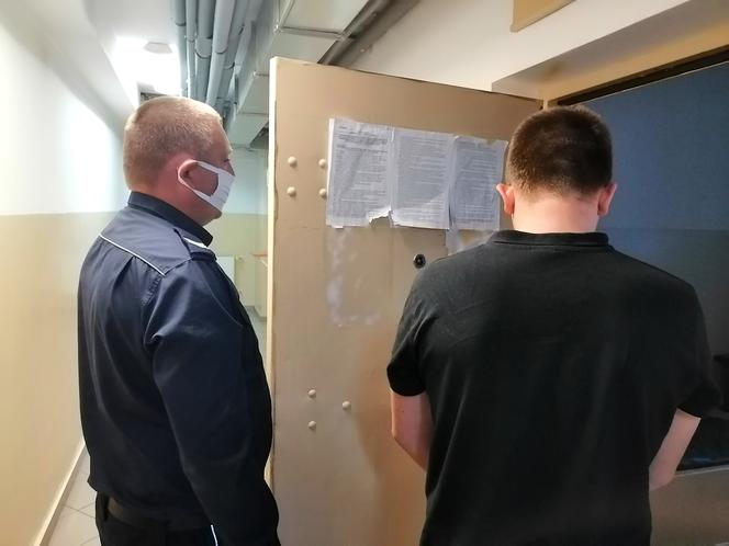 Nastolatek uprawiał trawkę w garażu 