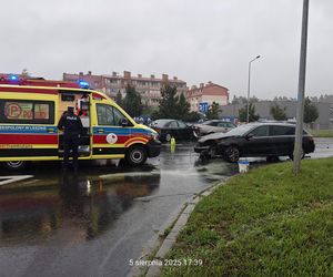 ​Karambol w deszczu przy galerii