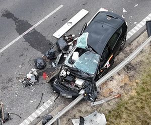 Wjechał Uberem prosto w drogowców. Są ranni