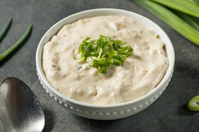 Aromatyczny dip cebulowy to hit każdej imprezy. Pasuje do masy dodatków