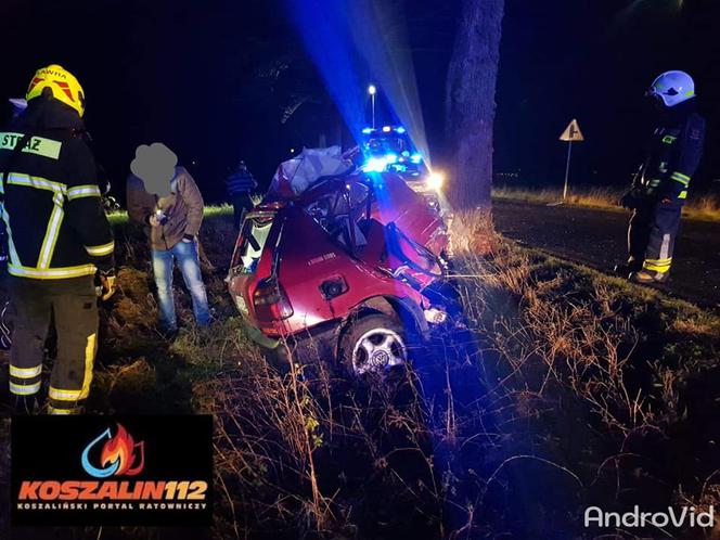 Makabryczny wypadek pod Koszalinem. Samochód rozpadł się na dwie części