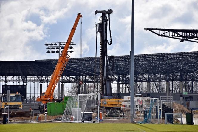 Stadion w Szczecinie: syrena okrętowa robi hałas, przybywa trybuny północnej