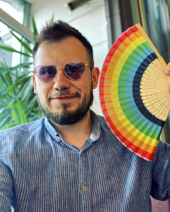 Łukasz Kachnowicz był księdzem, jest gejem i walczy z PiS