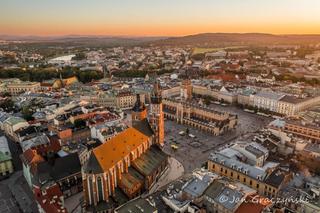 Koniec z patelnią? Będzie więcej drzew na Rynku Głównym w Krakowie. Naukowcy ustalą, ile dokładnie