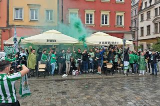 Gorąco przed finałem Ligii Konferencji we Wrocławiu. Tysiące kibiców na Rynku 