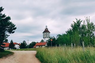 Prawie jak dom Muminków. Zabytkowa wieża na Mazurach zachwyca