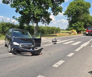 Karetka na sygnale zderzyła się z osobówką. Trzy osoby w szpitalu