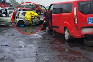 49-latka nie żyje, pięcioro dzieci zabrały karetki! Śmiertelny wypadek pod Legnicą [ZDJĘCIA]