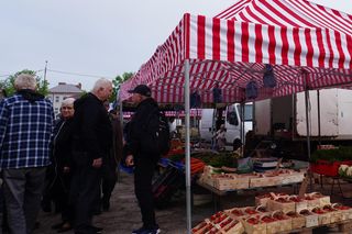 Ceny warzyw i owoców na targowisku w Skarżysku