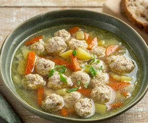 Zupa jarzynowa z klopsikami według przepisu Magdy Gessler. Zaskakująco pyszna i sycąca