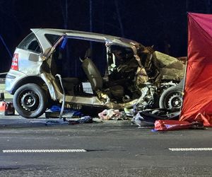 Tragiczny wypadek na DK7. Wóz strażacki zderzył się z osobówką