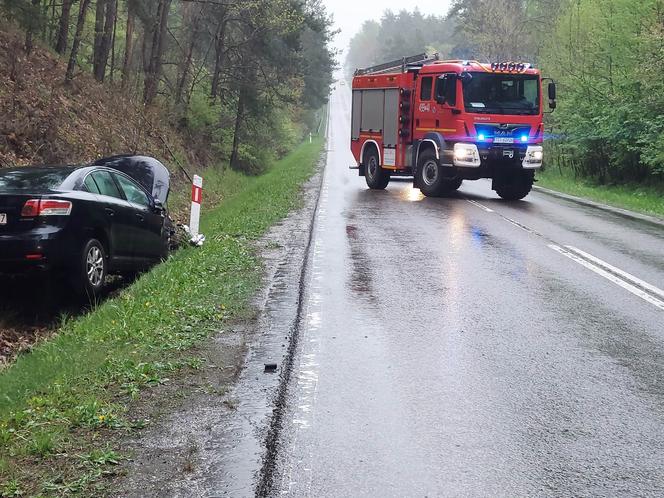 Wypadek na drodze nr 42 w Brodach. Zderzyły się dwa auta osobowe