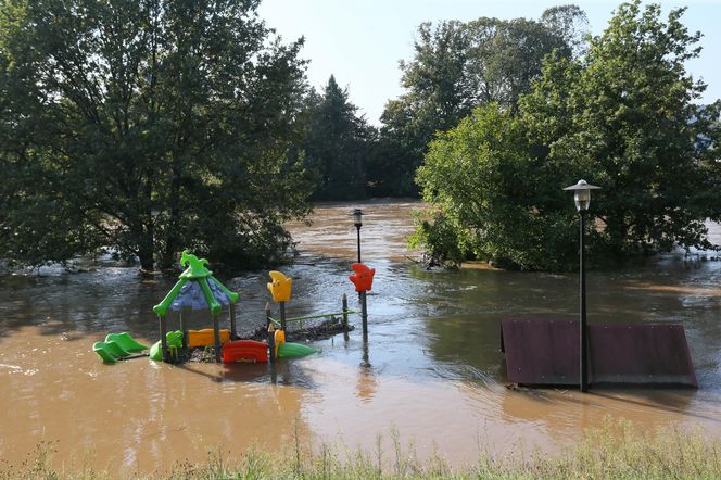 Rzeka Bóbr wdarła się na ulice Żagania