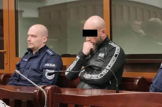 Artur M. jest oskarżony o zamordowanie Mariana. Zdjęcia z rozprawy przed słupskim sądem