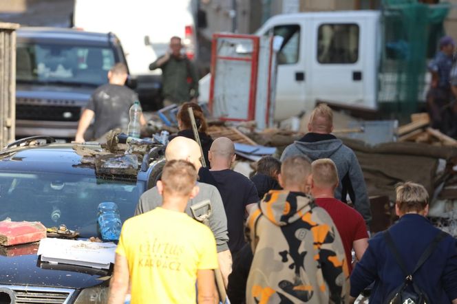 Mieszkańcy Kłodzka i Stronia Śląskiego rozpoczęli wielkie sprzątanie. Chcą zwalczyć skutki powodzi