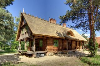 Dom z bali kryty strzechą
