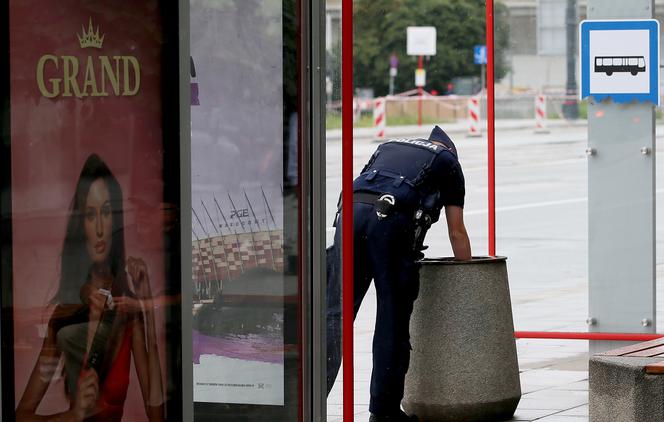 Policjanci grzebią w śmietnikach i kwietnikach w centrum Warszawy