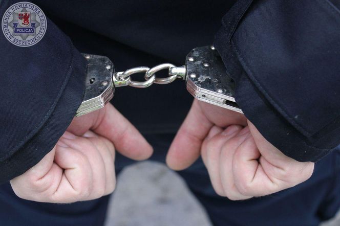 Rzucił się na maskę samochodu i zaatakował nożem za zwrócenie uwagi. Brutalny atak pod sklepem