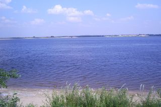 Nieoczywisty kierunek na wakacje w Łódzkiem. AI wybiera najładniejszą miejscowość nad wodą