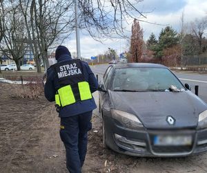 Samochód porzucony na chodniku przy ul. Odyńca 