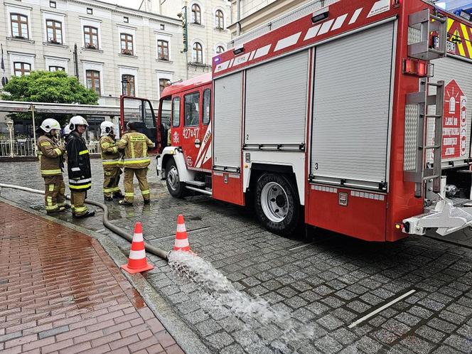 Nawałnica nad Gnieznem. Miasto zalały strumienie wody po ulewie i gradobiciu [ZDJĘCIA].