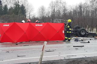 Koszmarny wypadek pod Grójcem! Jedna osoba nie żyje, jedna poważnie ranna [ZDJĘCIA]