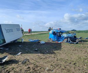 Mężczyzna wyleciał przez szybę, suzuki rozerwane na strzępy! Śmiertelne zderzenie pod Brzezinami